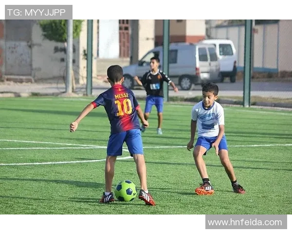 足球明星化身创意合拍图片展现运动与艺术的完美结合